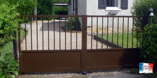 Le NOAILLE est barreaudé en haut et plein e bas. Ce modèle s'adapte à tout type d'architecture.